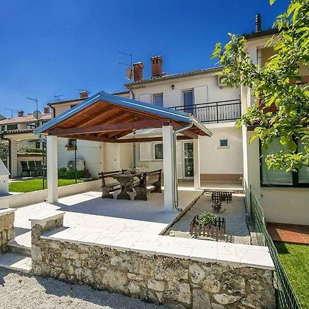 Charming Beachfront Holiday Home In Пореч Екстериор снимка