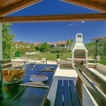 Charming Beachfront Holiday Home In Пореч Екстериор снимка