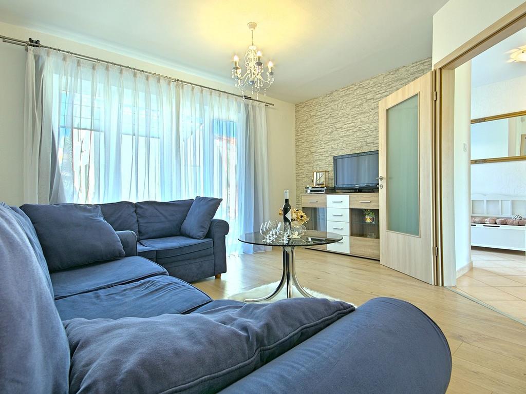 Charming Beachfront Holiday Home In Пореч Екстериор снимка