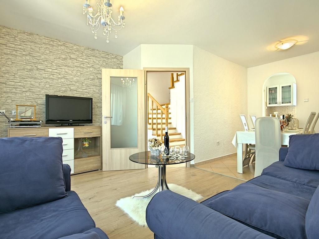 Charming Beachfront Holiday Home In Пореч Екстериор снимка