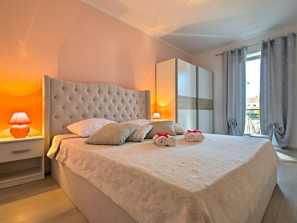 Charming Beachfront Holiday Home In Пореч Екстериор снимка