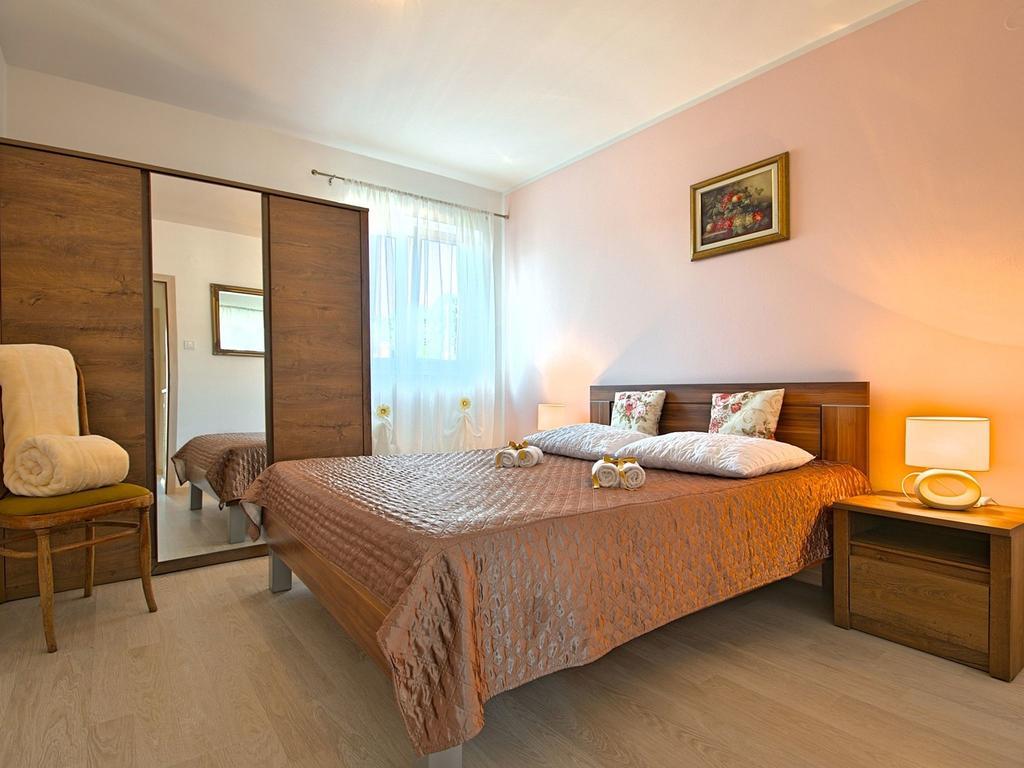 Charming Beachfront Holiday Home In Пореч Екстериор снимка