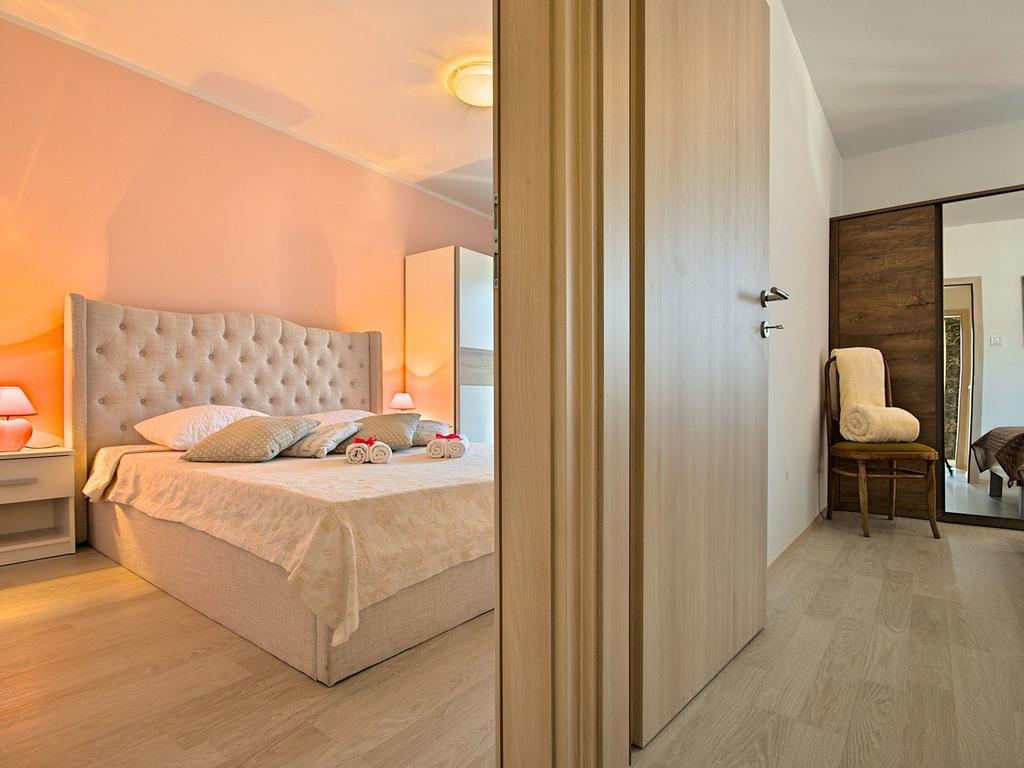 Charming Beachfront Holiday Home In Пореч Екстериор снимка