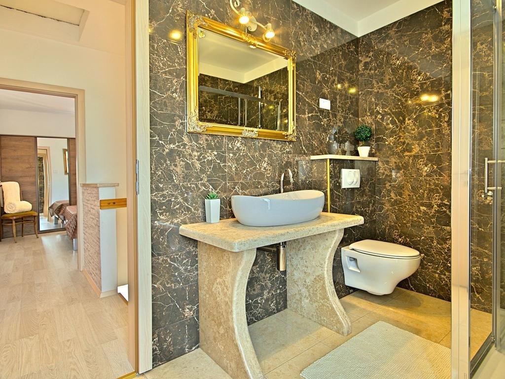 Charming Beachfront Holiday Home In Пореч Екстериор снимка