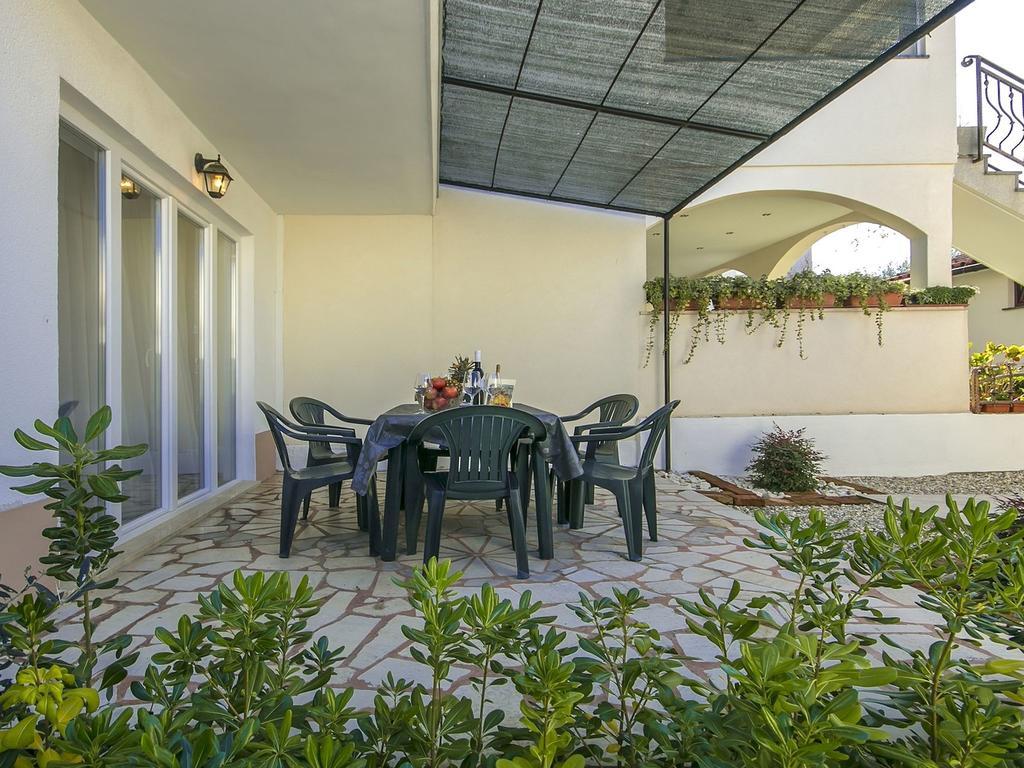 Charming Beachfront Holiday Home In Пореч Екстериор снимка