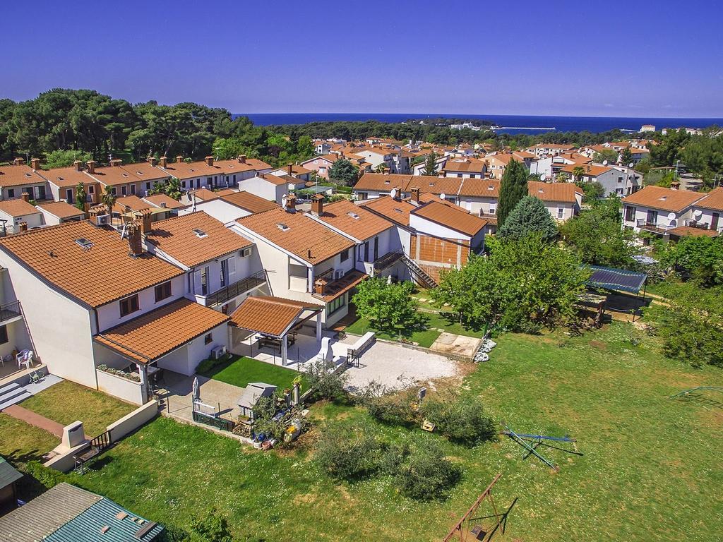 Charming Beachfront Holiday Home In Пореч Стая снимка