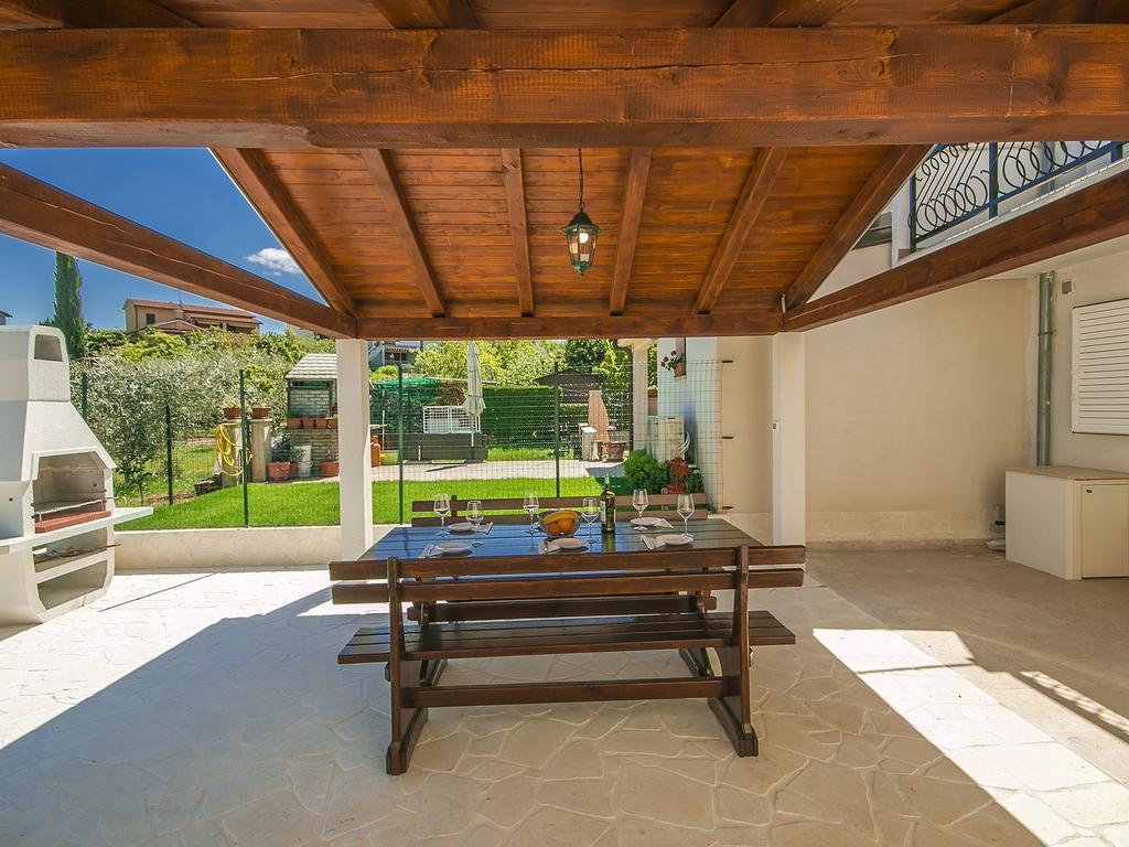 Charming Beachfront Holiday Home In Пореч Стая снимка