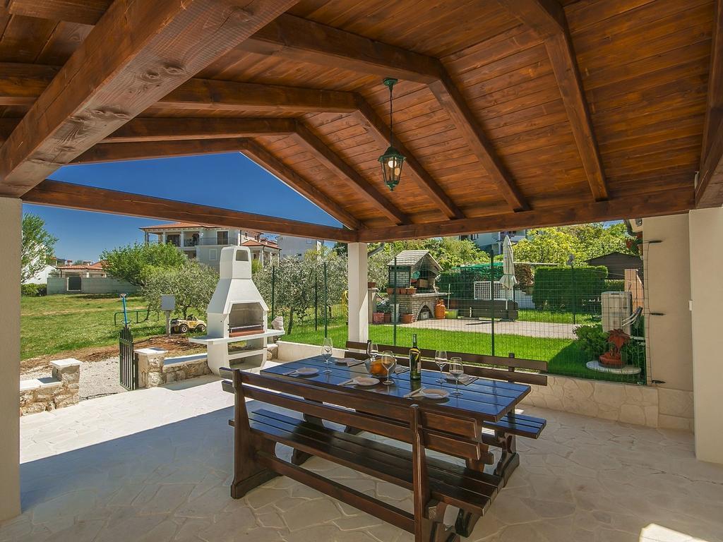 Charming Beachfront Holiday Home In Пореч Стая снимка