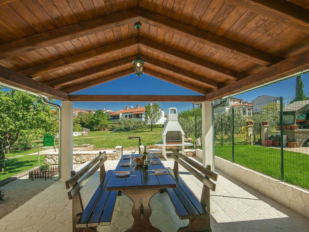 Charming Beachfront Holiday Home In Пореч Стая снимка