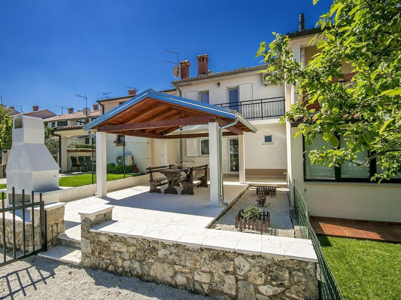 Charming Beachfront Holiday Home In Пореч Екстериор снимка