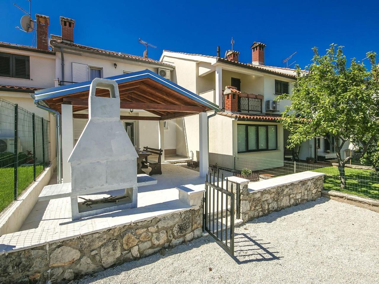 Charming Beachfront Holiday Home In Пореч Екстериор снимка