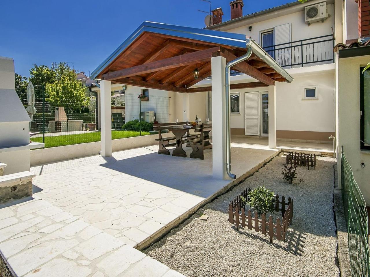 Charming Beachfront Holiday Home In Пореч Екстериор снимка
