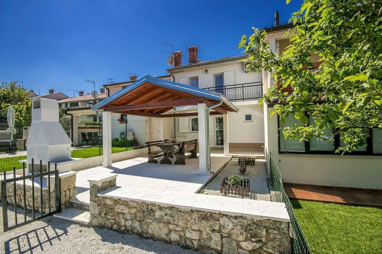 Charming Beachfront Holiday Home In Пореч Екстериор снимка