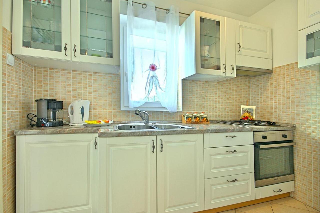 Charming Beachfront Holiday Home In Пореч Екстериор снимка