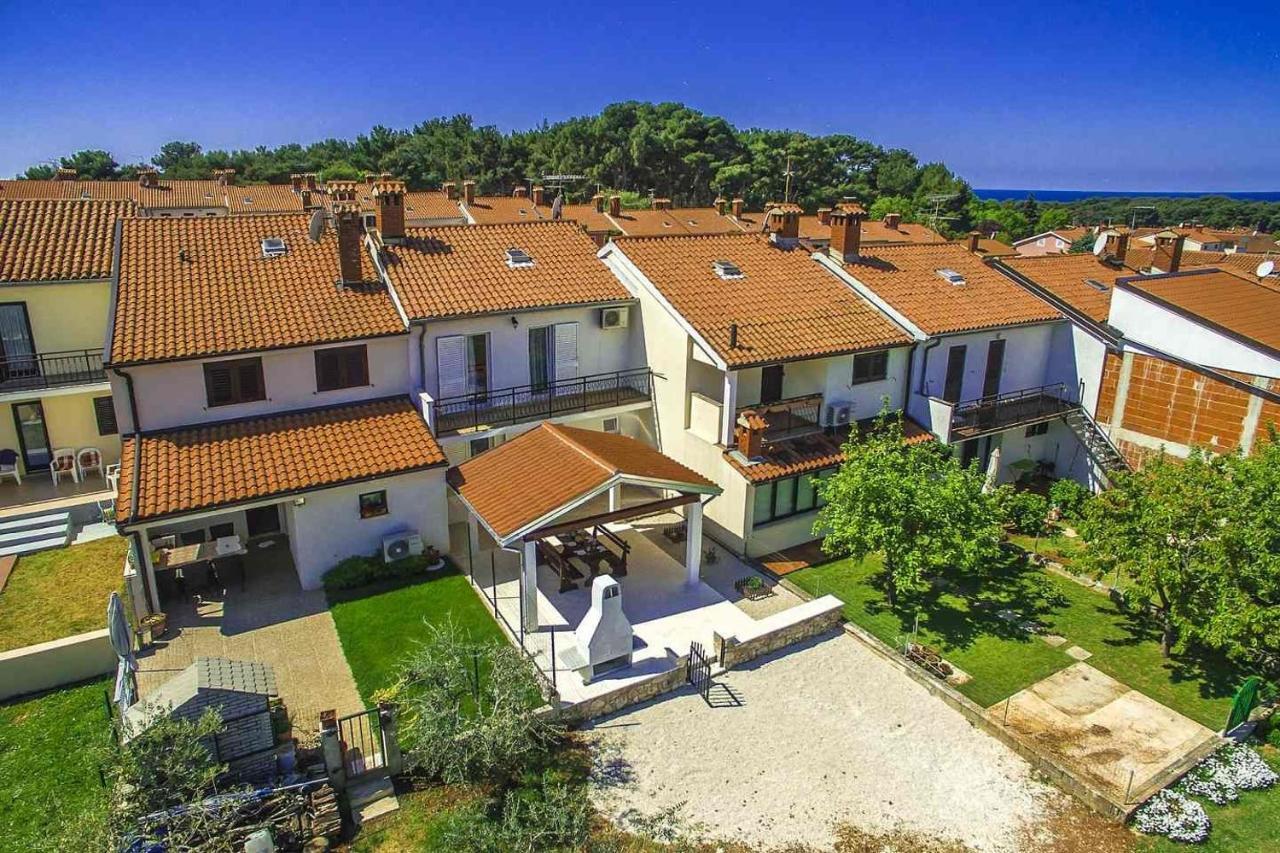 Charming Beachfront Holiday Home In Пореч Екстериор снимка