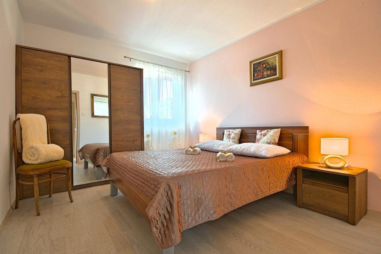Charming Beachfront Holiday Home In Пореч Екстериор снимка