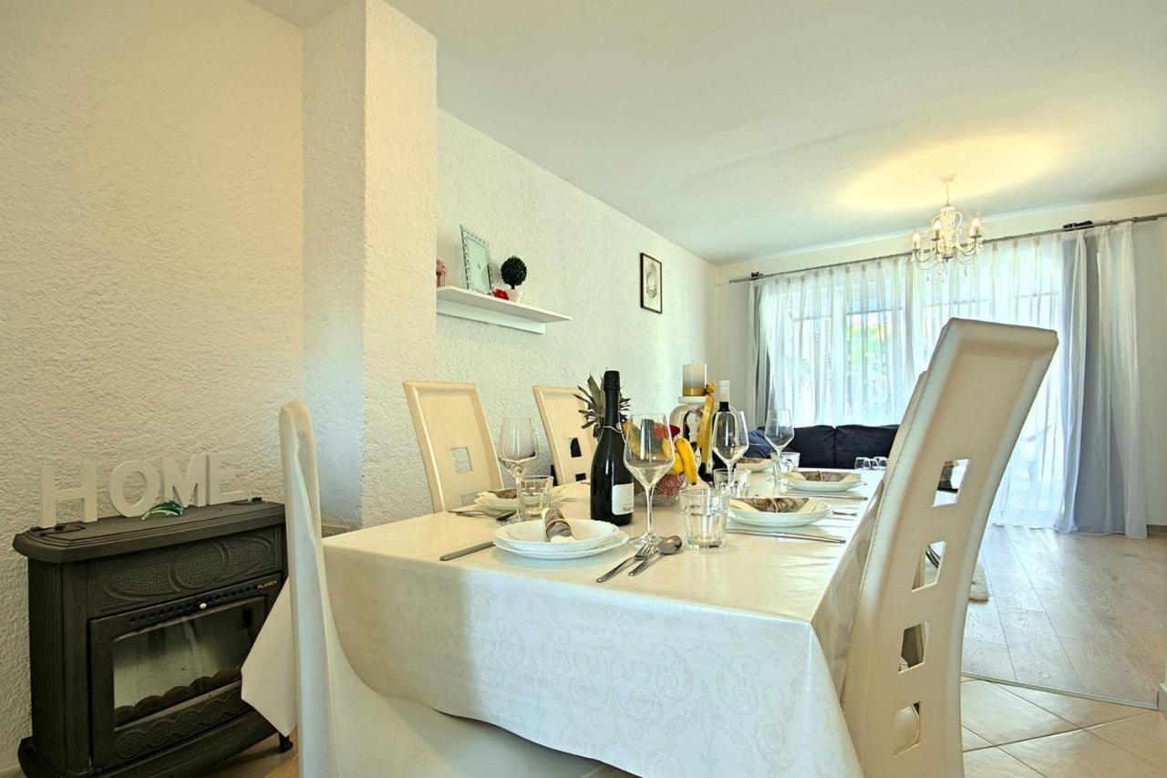 Charming Beachfront Holiday Home In Пореч Екстериор снимка