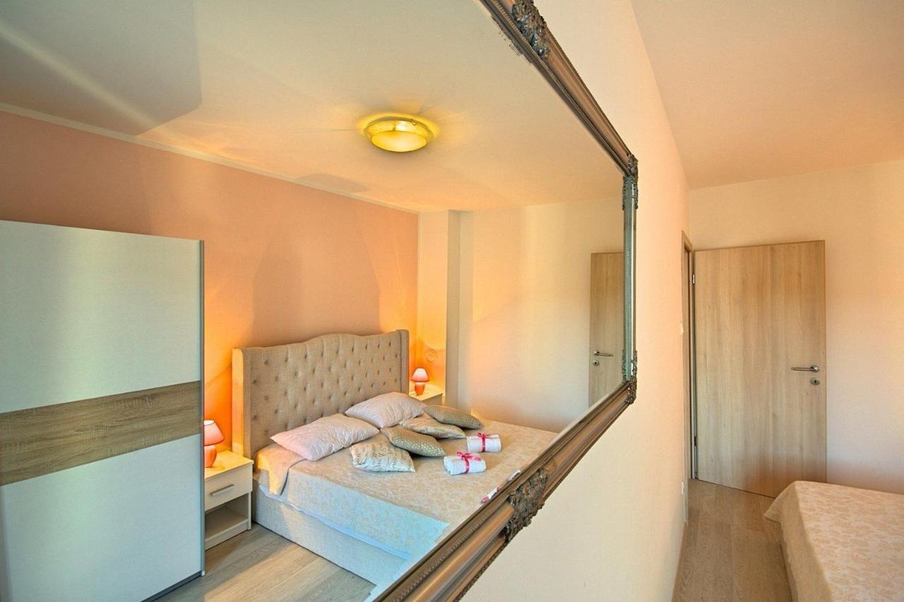 Charming Beachfront Holiday Home In Пореч Екстериор снимка