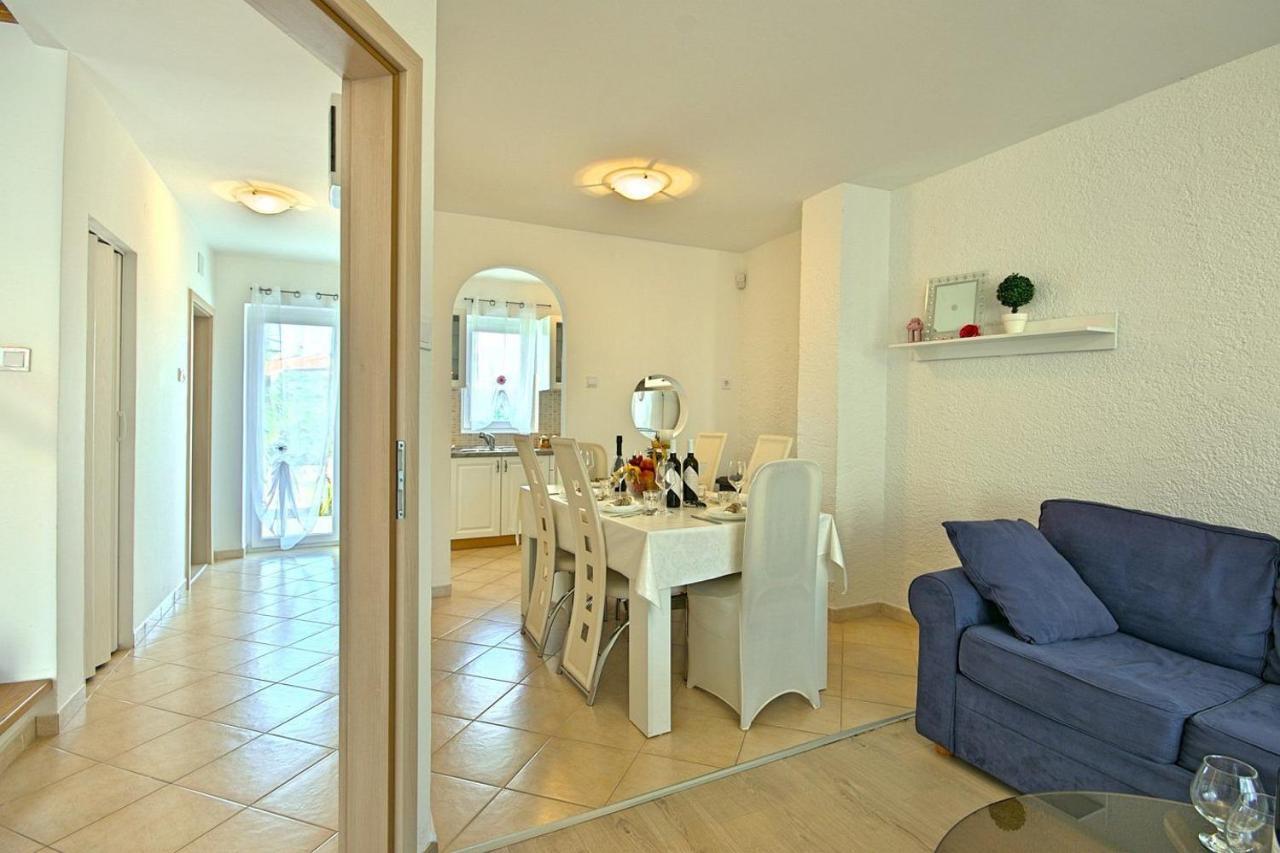 Charming Beachfront Holiday Home In Пореч Екстериор снимка