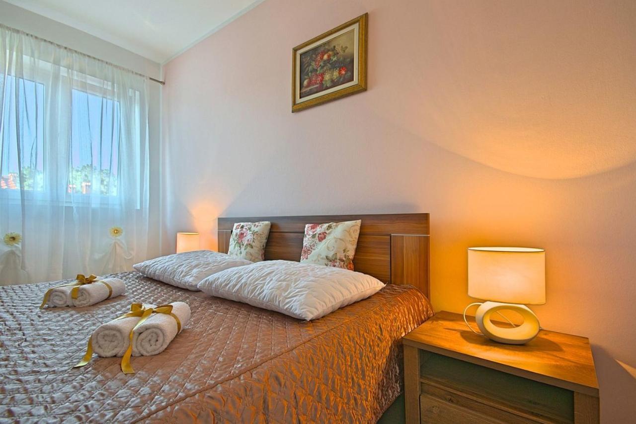 Charming Beachfront Holiday Home In Пореч Екстериор снимка