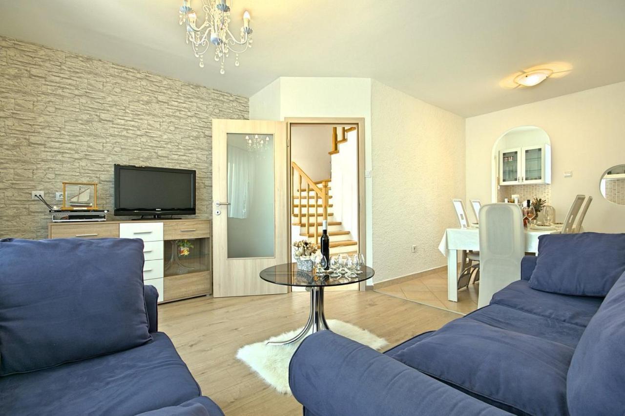 Charming Beachfront Holiday Home In Пореч Екстериор снимка