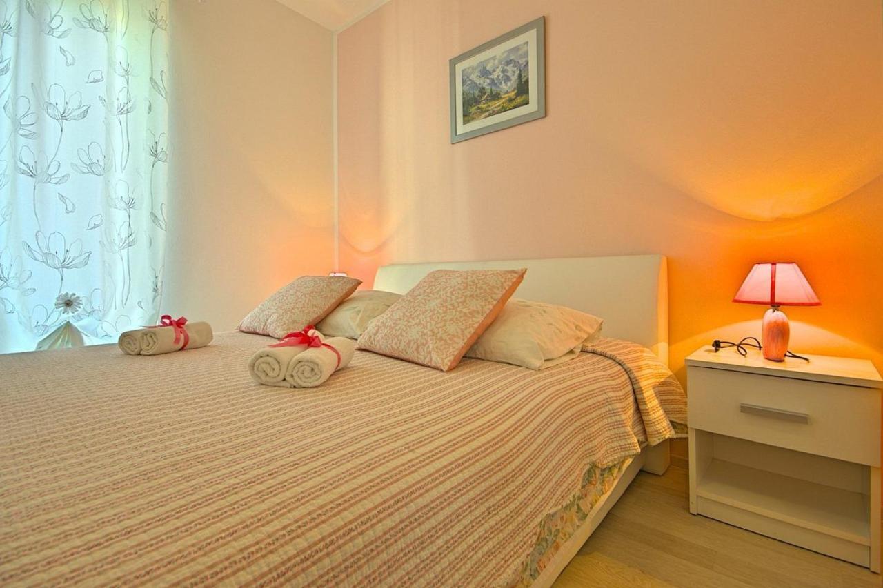 Charming Beachfront Holiday Home In Пореч Екстериор снимка