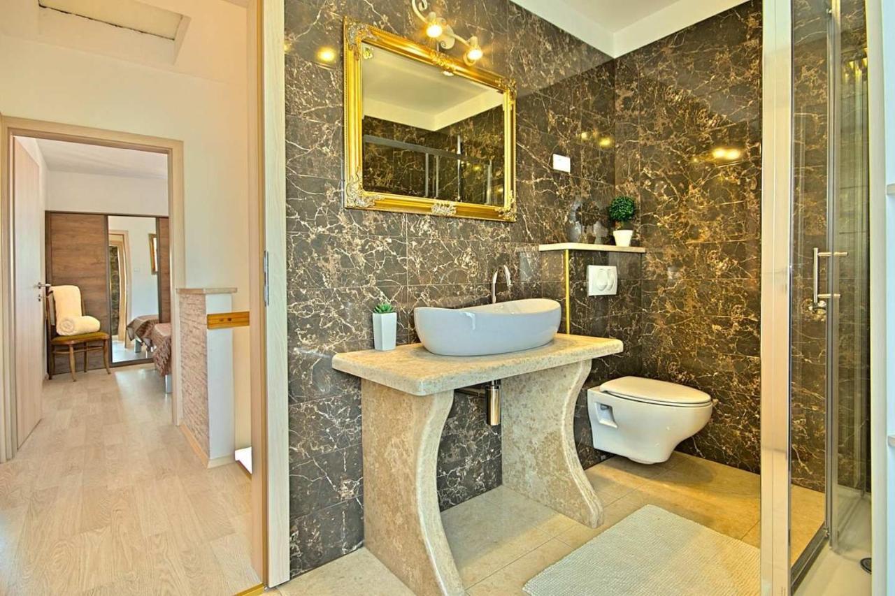 Charming Beachfront Holiday Home In Пореч Екстериор снимка